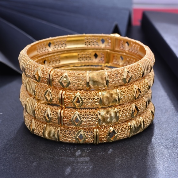 24K Gold-Plated Luxury Cuff Bangle - A Fusion of Urban Fashion - Picture 5 of 6